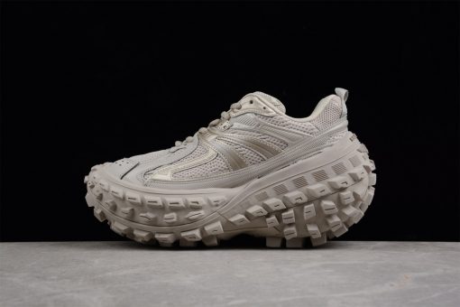 High-quality replica sneakers featuring the Balenciaga Defender in beige, showcasing a stylish design and premium craftsmanship for sneaker enthusiasts.