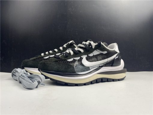 Sacai x Nike Pegasus VaporFly SP Black White replica sneakers featuring a sleek design with contrasting colors and unique layering details, perfect for sneaker enthusiasts and collectors.