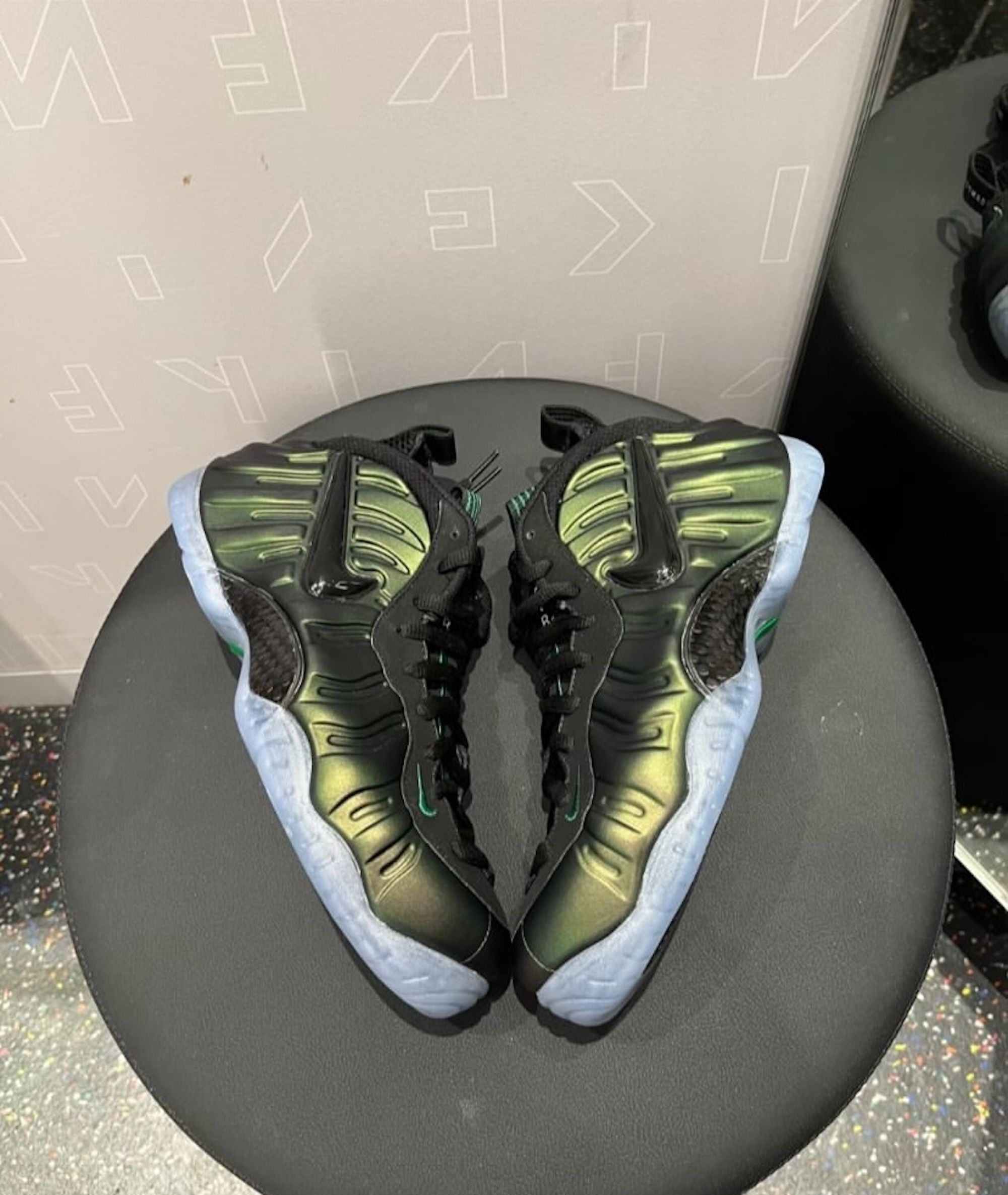 Nike Air Foamposite Pro Pine Green replica sneakers featuring a sleek design, vibrant pine green colorway, and a classic, textured upper perfect for sneaker enthusiasts.