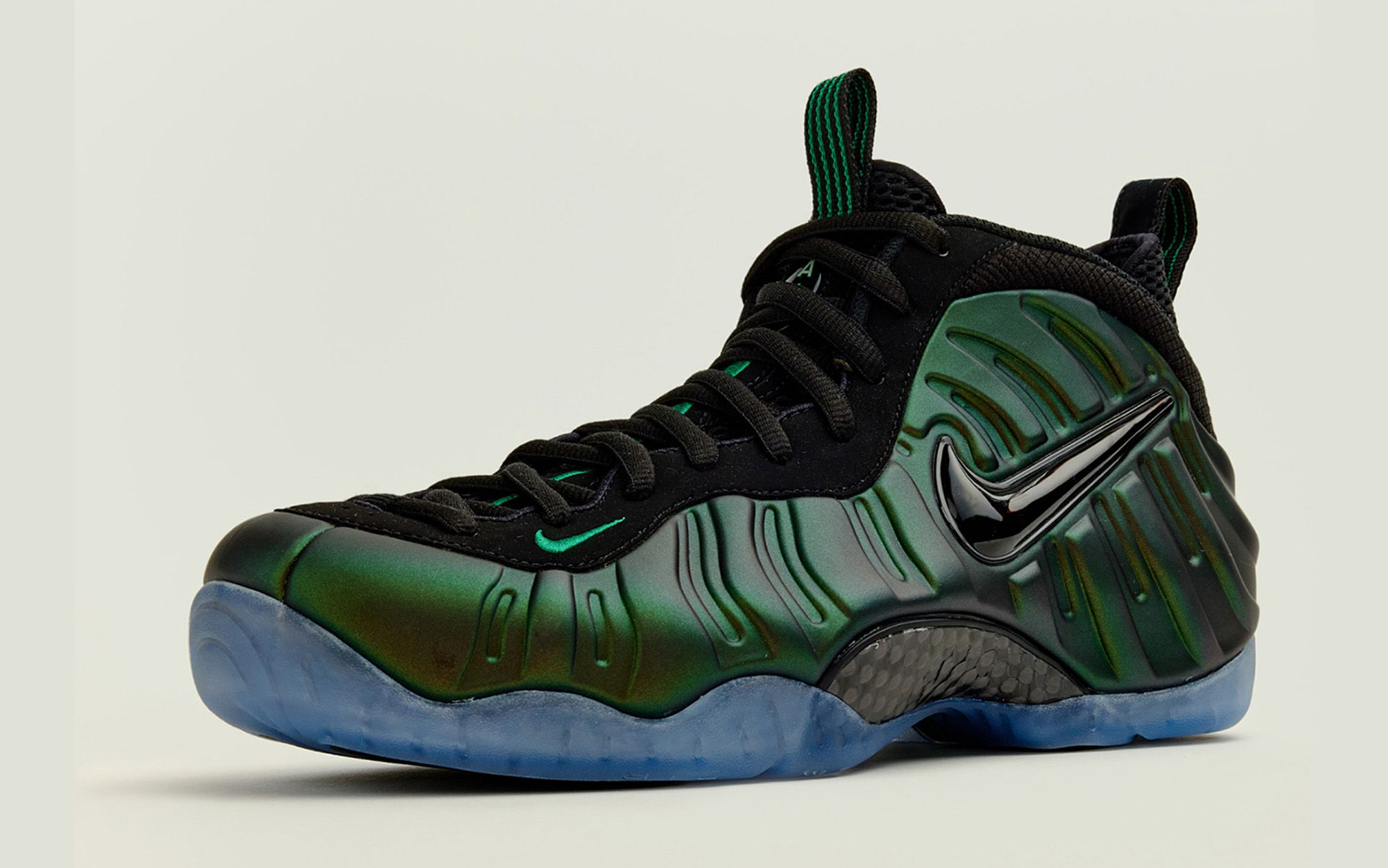 Nike Air Foamposite Pro Pine Green replica sneakers featuring a sleek design, bold pine green colorway, and high-quality materials for an authentic look.